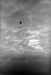 811281 Afbeelding van een weerballon boven het terrein van het Koninklijk Nederlands Meteorologisch Instituut te De Bilt.